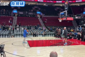 小学生很会整活啊！库里赛前热身大秀脚法😂