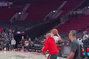 杨瀚森赛前护框练习，今天看来要化身篮下擎天柱！