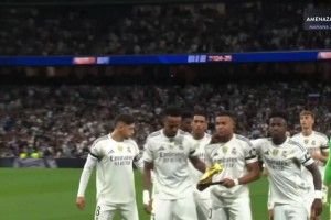 C罗差点被队友扭断了的脖子，这小子是要来个炸弹摔嘛🤣